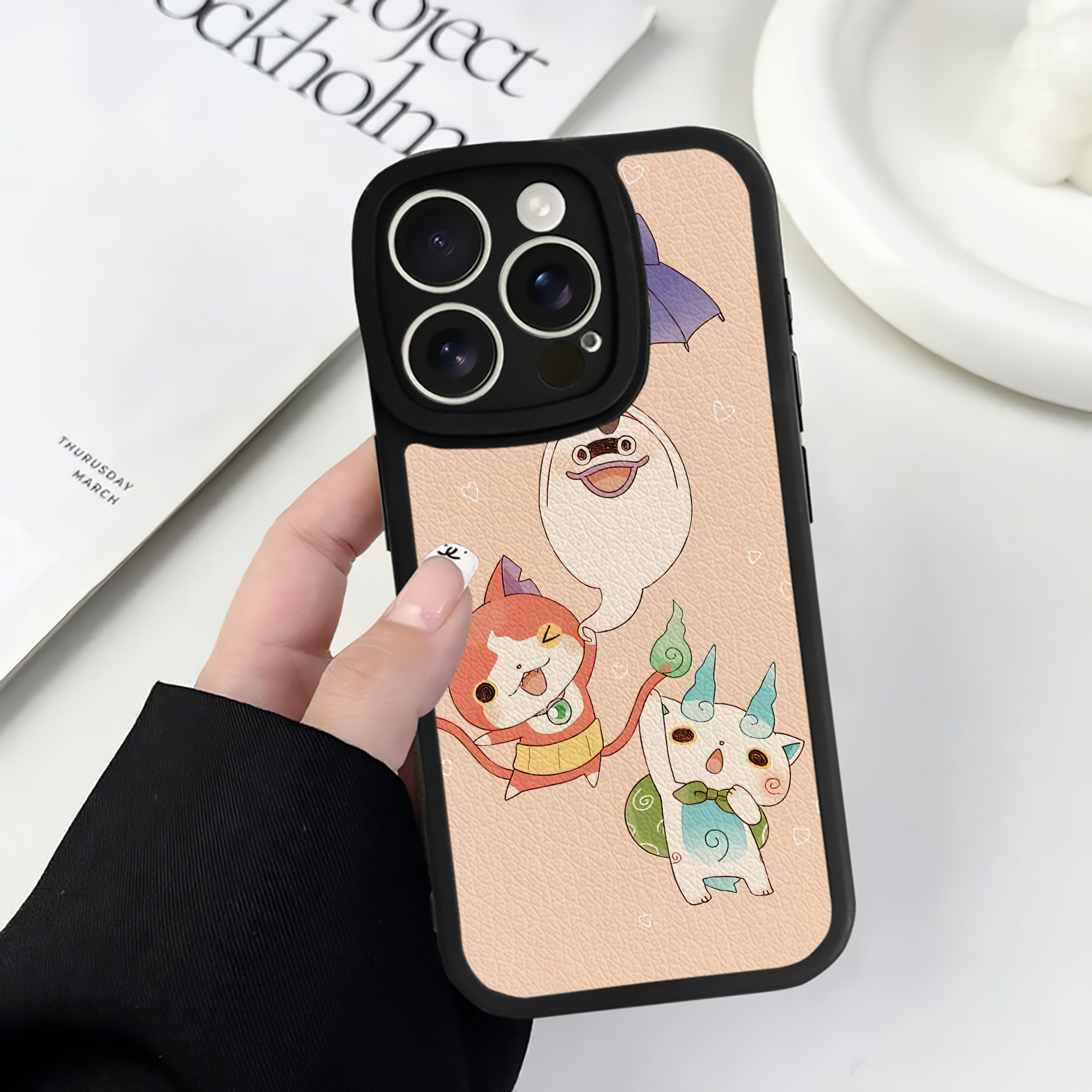 （画像用） 妖怪ウォッチ Yo-kai Watch 【iPhone 16シリーズ対応】シリコンスマホケース（レザー調） 材質：シリコン